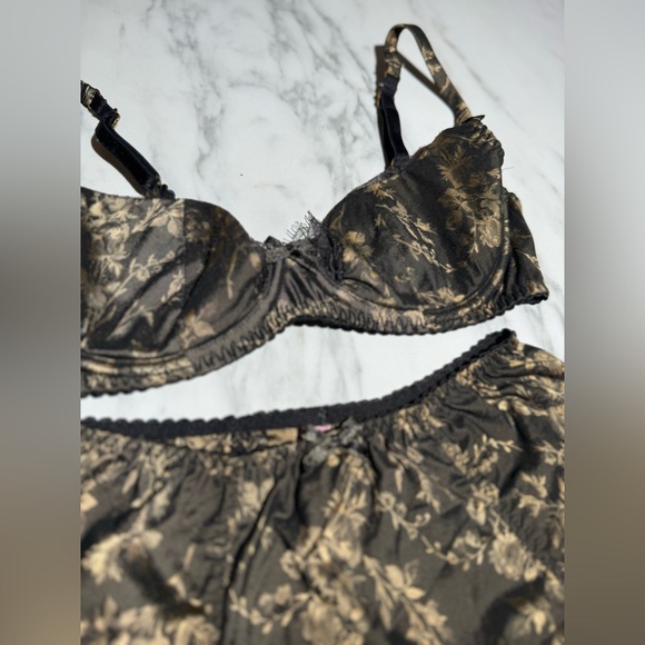 Agent Provocateur Leoni Black Gold Roll-on Suspender - Picture 13 of 16